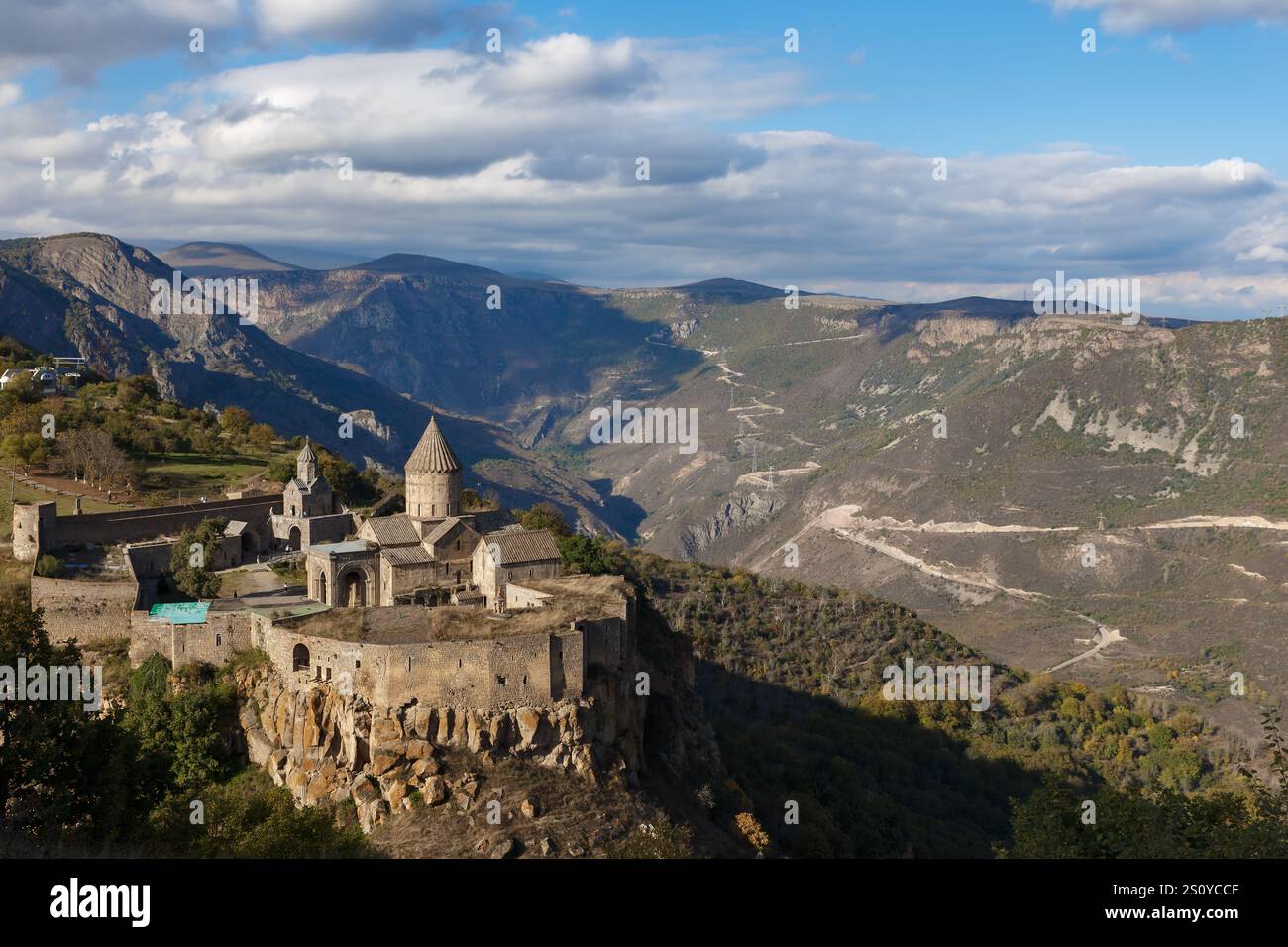 Tatev, Provinz Syunik, Armenien - 4. Oktober 2024: Atemberaubender Blick auf das Kloster Tatev auf einer Klippe in der Provinz Syunik Stockfoto