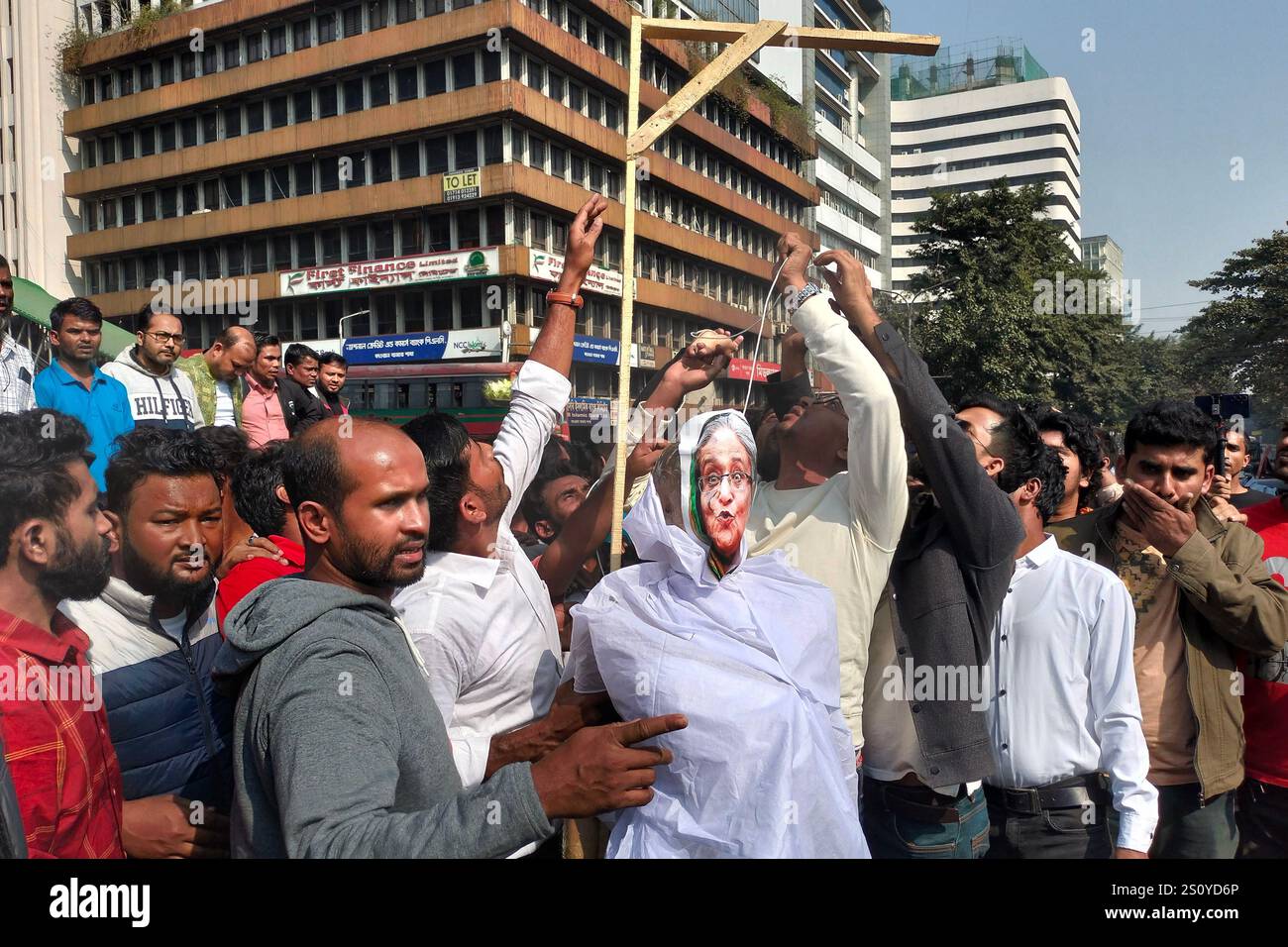 Dhaka, Dhaka, Bangladesch. Dezember 2024 30. In den letzten 15 Jahren, während der Amtszeit der von der Awami-Liga unterstützten Regierung, haben Vorfälle von Verschwindenlassen, Tötungen, außergerichtlichen Hinrichtungen und die Löschung von Graffiti im Zusammenhang mit Scheich Hasina an der Universität Dhaka Proteste angeheizt. Heute, am 30. Dezember 2024, inszenierten Führer und Aktivisten des Dhaka Metropolitan North Volunteer Wing und Chhatra Dal eine symbolische Hinrichtung des ehemaligen Premierministers Scheich Hasina am SAARC Brunnen in der Nähe des Kawran Bazars von Dhaka und forderten ihre Auslieferung, Prozess und Hinrichtung. (Bild: © Rubel Kar Stockfoto