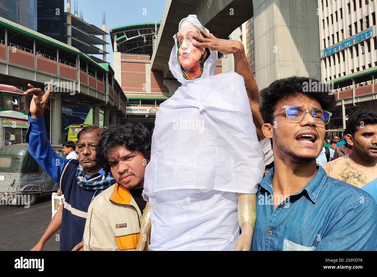 Dhaka, Dhaka, Bangladesch. Dezember 2024 30. In den letzten 15 Jahren, während der Amtszeit der von der Awami-Liga unterstützten Regierung, haben Vorfälle von Verschwindenlassen, Tötungen, außergerichtlichen Hinrichtungen und die Löschung von Graffiti im Zusammenhang mit Scheich Hasina an der Universität Dhaka Proteste angeheizt. Heute, am 30. Dezember 2024, inszenierten Führer und Aktivisten des Dhaka Metropolitan North Volunteer Wing und Chhatra Dal eine symbolische Hinrichtung des ehemaligen Premierministers Scheich Hasina am SAARC Brunnen in der Nähe des Kawran Bazars von Dhaka und forderten ihre Auslieferung, Prozess und Hinrichtung. (Bild: © Rubel Kar Stockfoto