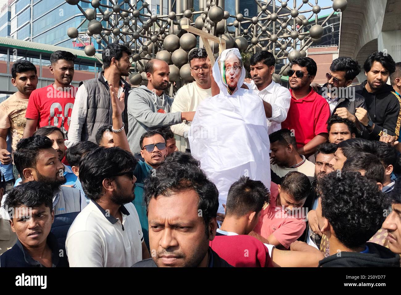 Dhaka, Dhaka, Bangladesch. Dezember 2024 30. In den letzten 15 Jahren, während der Amtszeit der von der Awami-Liga unterstützten Regierung, haben Vorfälle von Verschwindenlassen, Tötungen, außergerichtlichen Hinrichtungen und die Löschung von Graffiti im Zusammenhang mit Scheich Hasina an der Universität Dhaka Proteste angeheizt. Heute, am 30. Dezember 2024, inszenierten Führer und Aktivisten des Dhaka Metropolitan North Volunteer Wing und Chhatra Dal eine symbolische Hinrichtung des ehemaligen Premierministers Scheich Hasina am SAARC Brunnen in der Nähe des Kawran Bazars von Dhaka und forderten ihre Auslieferung, Prozess und Hinrichtung. (Bild: © Rubel Kar Stockfoto