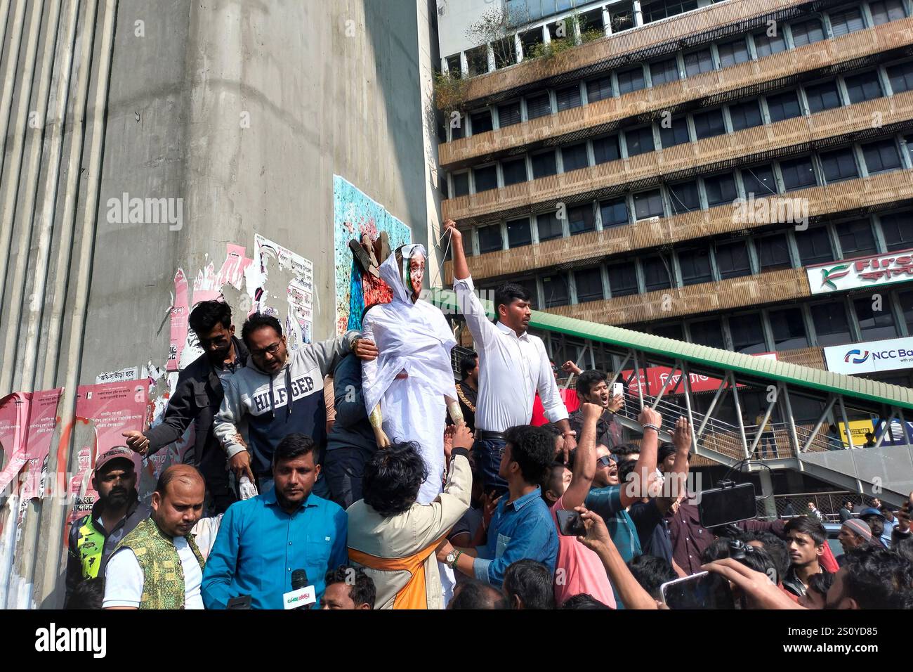 Dhaka, Dhaka, Bangladesch. Dezember 2024 30. In den letzten 15 Jahren, während der Amtszeit der von der Awami-Liga unterstützten Regierung, haben Vorfälle von Verschwindenlassen, Tötungen, außergerichtlichen Hinrichtungen und die Löschung von Graffiti im Zusammenhang mit Scheich Hasina an der Universität Dhaka Proteste angeheizt. Heute, am 30. Dezember 2024, inszenierten Führer und Aktivisten des Dhaka Metropolitan North Volunteer Wing und Chhatra Dal eine symbolische Hinrichtung des ehemaligen Premierministers Scheich Hasina am SAARC Brunnen in der Nähe des Kawran Bazars von Dhaka und forderten ihre Auslieferung, Prozess und Hinrichtung. (Bild: © Rubel Kar Stockfoto