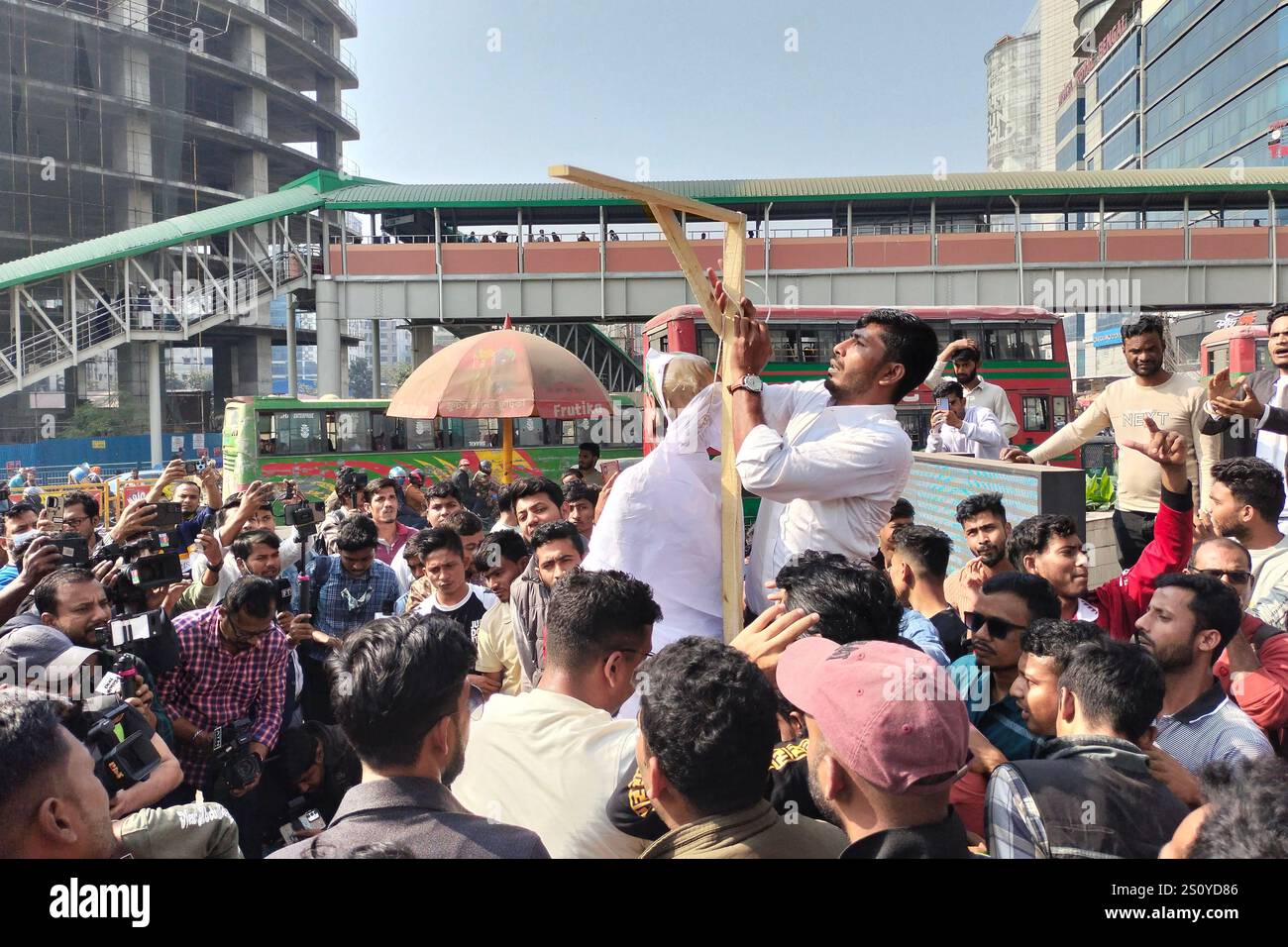 Dhaka, Dhaka, Bangladesch. Dezember 2024 30. In den letzten 15 Jahren, während der Amtszeit der von der Awami-Liga unterstützten Regierung, haben Vorfälle von Verschwindenlassen, Tötungen, außergerichtlichen Hinrichtungen und die Löschung von Graffiti im Zusammenhang mit Scheich Hasina an der Universität Dhaka Proteste angeheizt. Heute, am 30. Dezember 2024, inszenierten Führer und Aktivisten des Dhaka Metropolitan North Volunteer Wing und Chhatra Dal eine symbolische Hinrichtung des ehemaligen Premierministers Scheich Hasina am SAARC Brunnen in der Nähe des Kawran Bazars von Dhaka und forderten ihre Auslieferung, Prozess und Hinrichtung. (Bild: © Rubel Kar Stockfoto