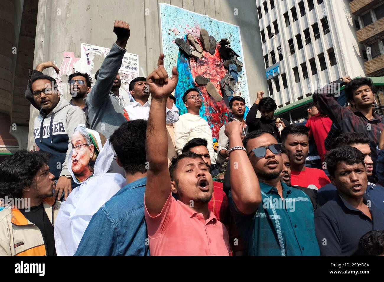 Dhaka, Dhaka, Bangladesch. Dezember 2024 30. In den letzten 15 Jahren, während der Amtszeit der von der Awami-Liga unterstützten Regierung, haben Vorfälle von Verschwindenlassen, Tötungen, außergerichtlichen Hinrichtungen und die Löschung von Graffiti im Zusammenhang mit Scheich Hasina an der Universität Dhaka Proteste angeheizt. Heute, am 30. Dezember 2024, inszenierten Führer und Aktivisten des Dhaka Metropolitan North Volunteer Wing und Chhatra Dal eine symbolische Hinrichtung des ehemaligen Premierministers Scheich Hasina am SAARC Brunnen in der Nähe des Kawran Bazars von Dhaka und forderten ihre Auslieferung, Prozess und Hinrichtung. (Bild: © Rubel Kar Stockfoto