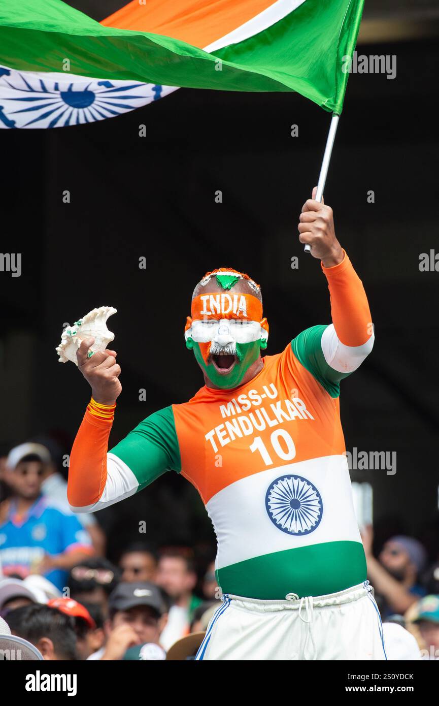 MELBOURNE AUSTRALIEN. 30. Dezember 2024. Im Bild: Ein indischer Cricket-Unterstützer auf den Tribünen mit gemaltem und in den Farben Indiens gekleidetem Gesicht hält eine Muschelschale, die er während des Spiels als Trompete benutzte, in der einen Hand und die indische Flagge in der anderen während des 5. Tages des 4. Tests des Australia vs India Test Cricket auf dem Melbourne Cricket Ground, Melbourne, Australien, am 30. Dezember 2024. Quelle: Karl Phillipson/Alamy Live News Stockfoto