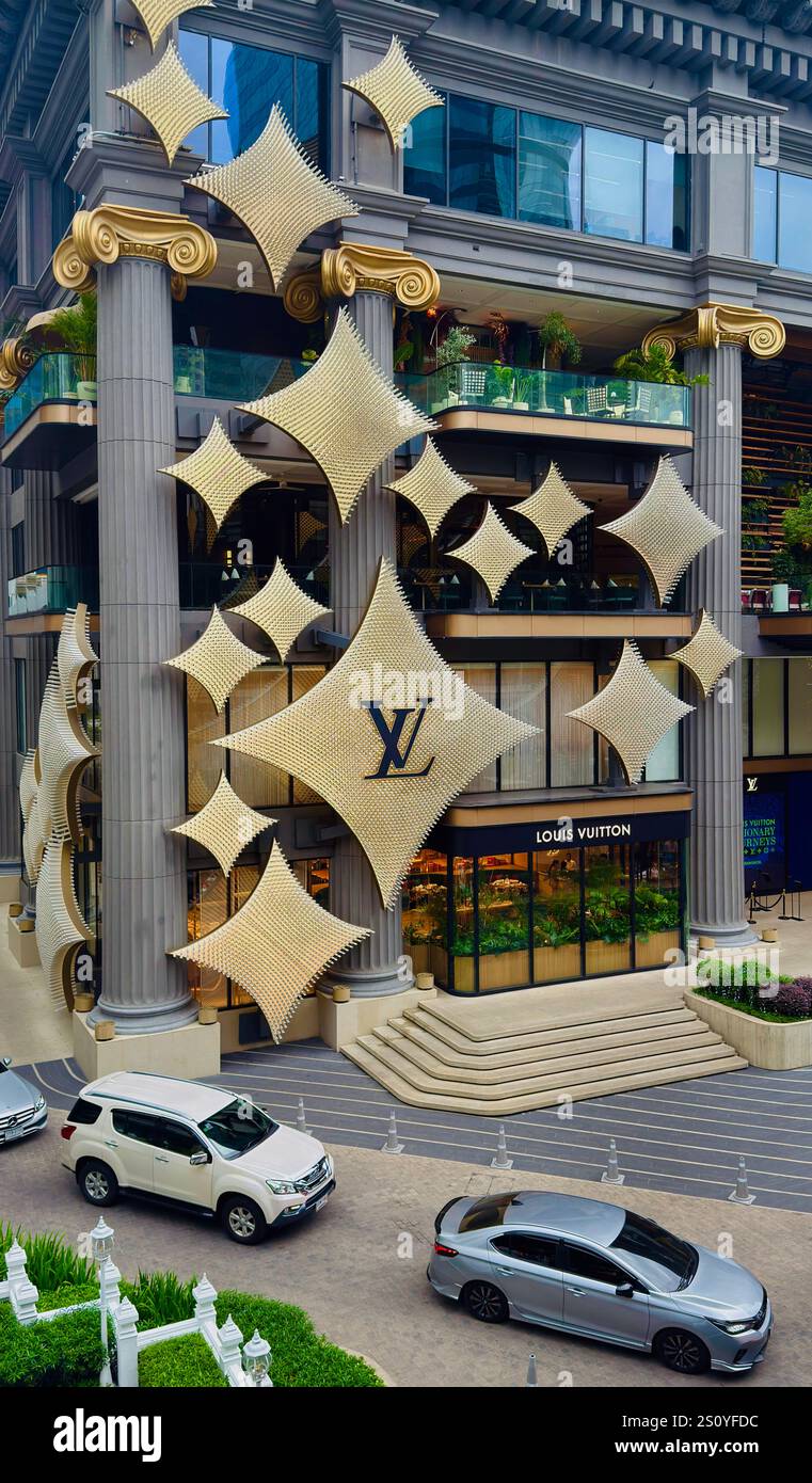 BANGKOK - 12. Dezember 2024: Louis Vuitton Store beherbergt eine Boutique, ein Café und ein Restaurant, das erste Café der Designermarke in Thailand Stockfoto
