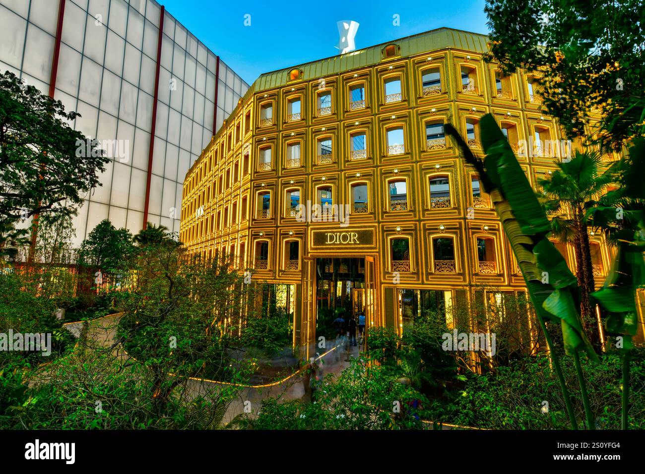 BANGKOK THAILAND - 19. Dezember 2024 : der erste 'DIOR Pop-up Store' in Thailand, 'DIOR Gold House' dieses Gebäude wurde von der Architektur der Nr. 30 inspiriert Stockfoto