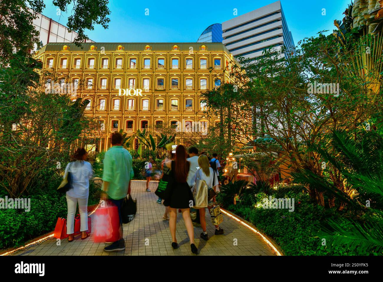 BANGKOK THAILAND - 19. Dezember 2024 : der erste 'DIOR Pop-up Store' in Thailand, 'DIOR Gold House' dieses Gebäude wurde von der Architektur der Nr. 30 inspiriert Stockfoto