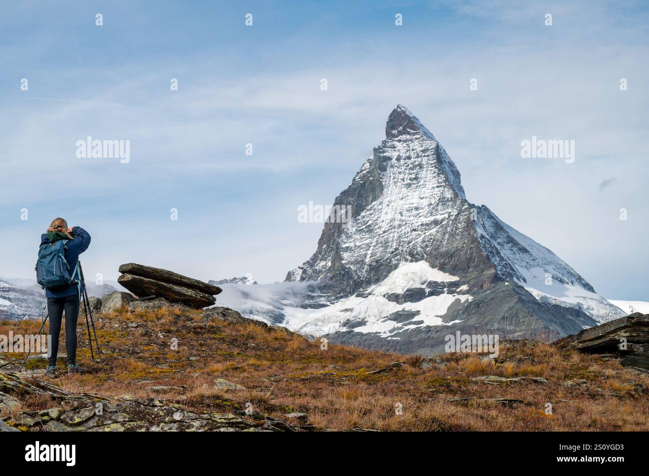 Eine Fotografin fotografiert das Matterhorn in den Schweizer Alpen Stockfoto