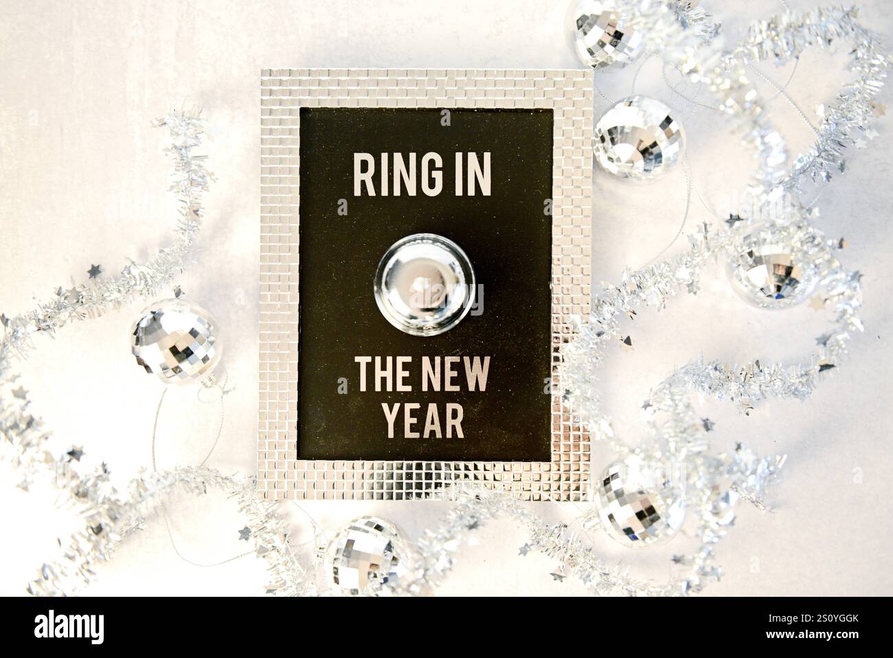 Festliche Neujahrsdekoration mit „Ring in the New Year“-Schild. Stockfoto