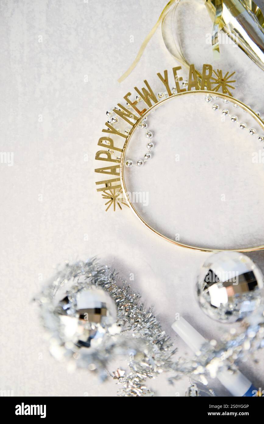 Goldenes „Happy New Year“-Stirnband mit silbernen Discokugeln, Lametta, Stockfoto