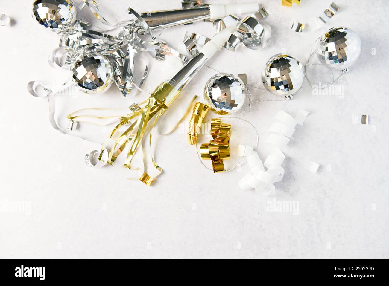 Silvesterparty mit goldenen und silbernen Luftschlangen, Disco Stockfoto