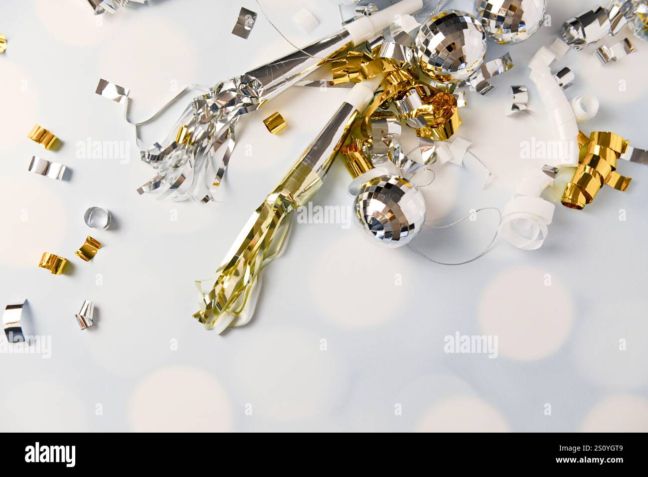 Festliches Silvester-Setup mit goldenen und silbernen Geräuschern, d Stockfoto