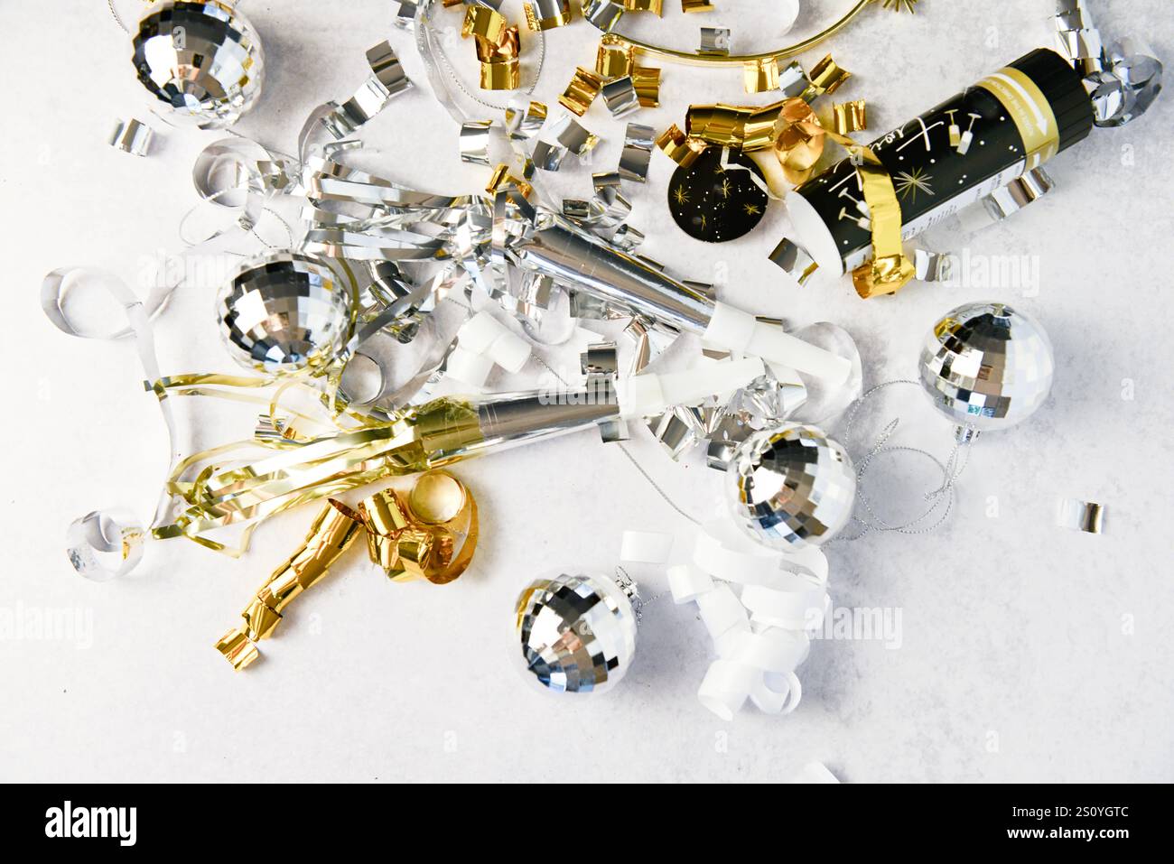 Silvesterfeier mit silbernem und goldenem Konfetti, Noisem Stockfoto