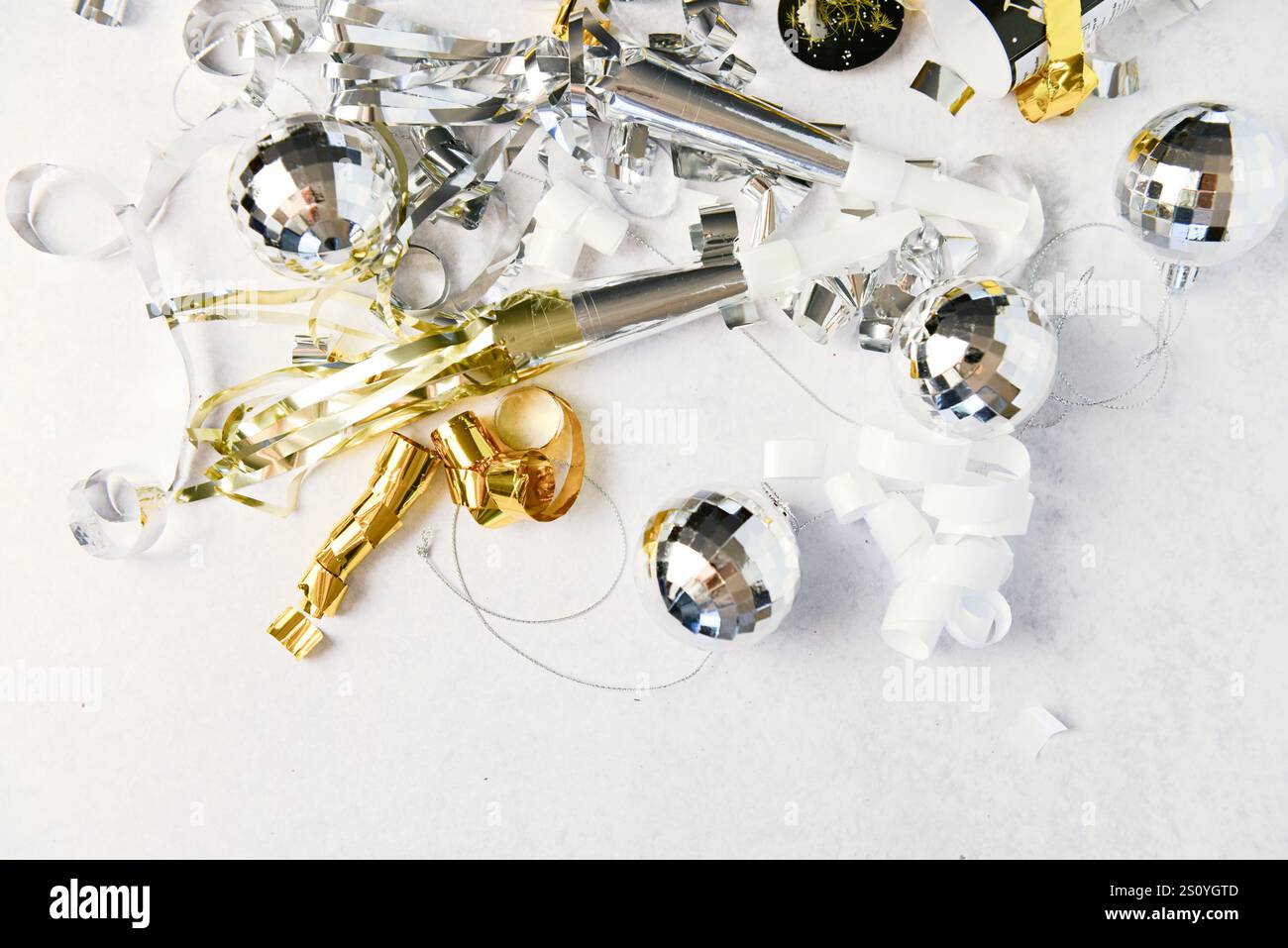 Festliches Silvesterdekor mit silbernen und goldenen Partyhörnern, d Stockfoto