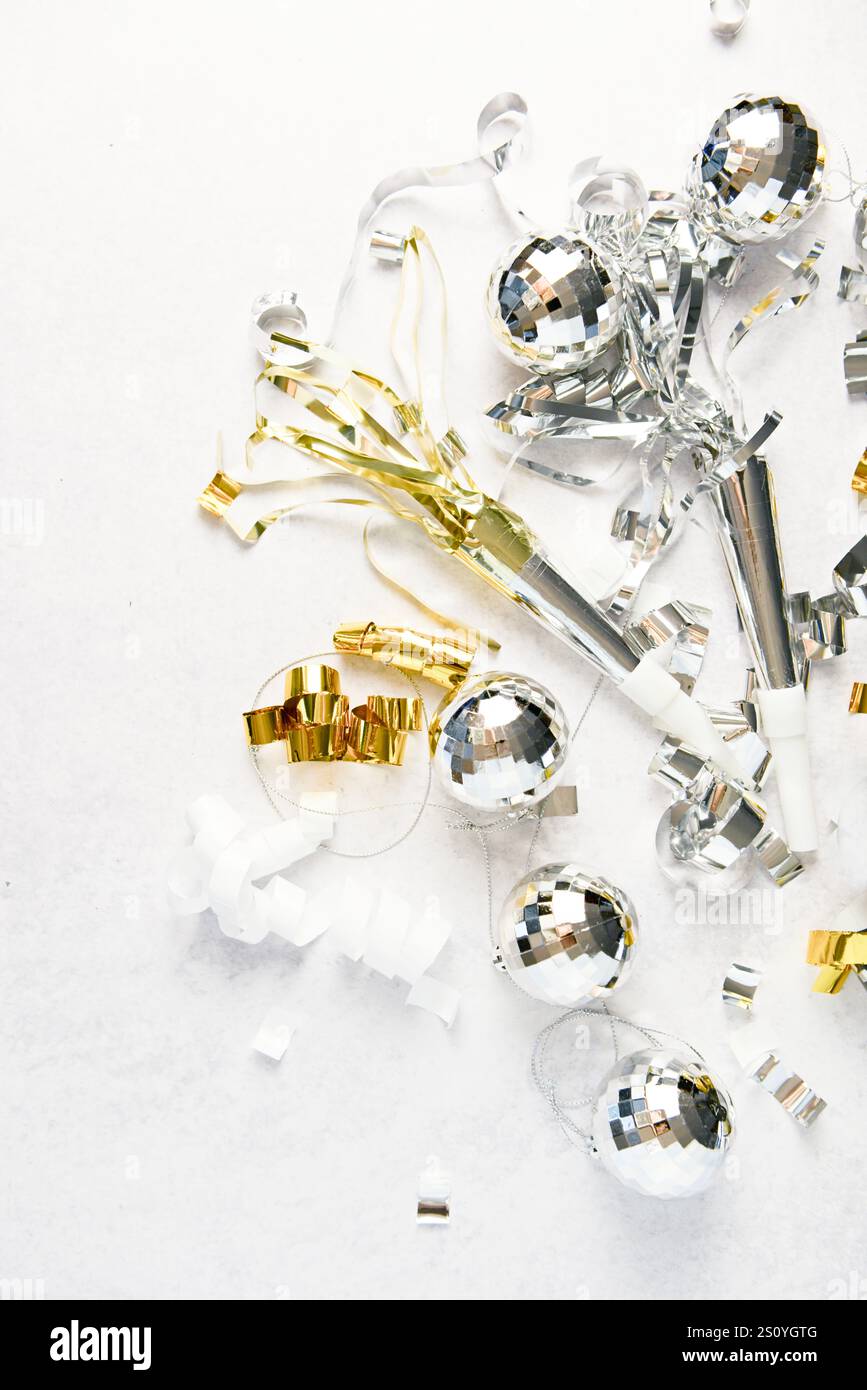 Silvesterfeier mit goldenen und silbernen Luftschlangen, Disco Stockfoto