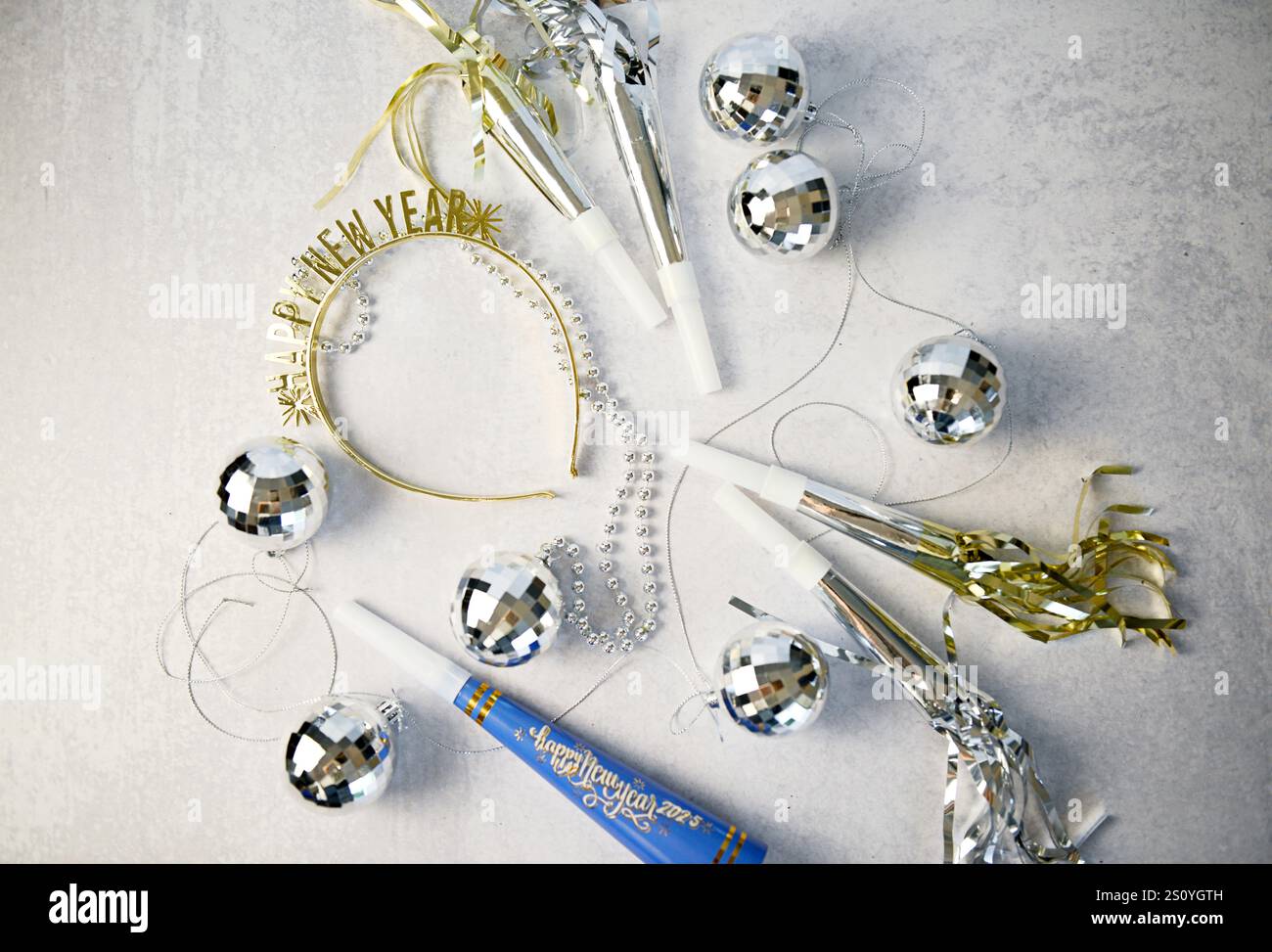 Silvesterparty-Accessoires mit Geräuschkugeln, Discokugeln, Stockfoto