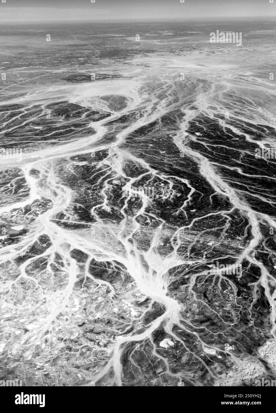 Ein surrealer Luftblick auf getrocknete Flussbetten in der Wüste Jordaniens nahe der Grenze zu Saudi-Arabien. Stockfoto