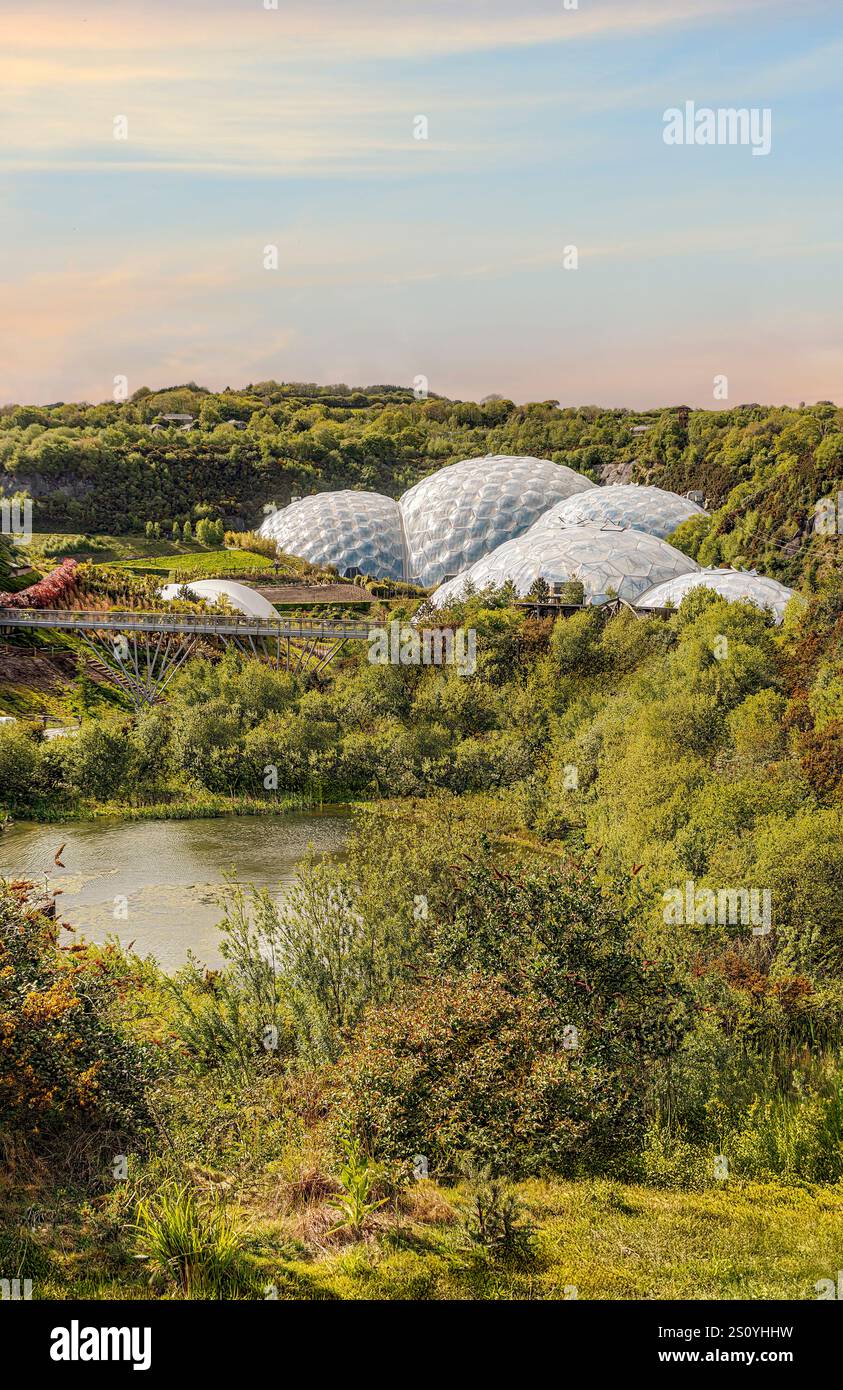 Blick auf das Eden Project Compound in Cornwall bei Dämmerung, England, Großbritannien Stockfoto