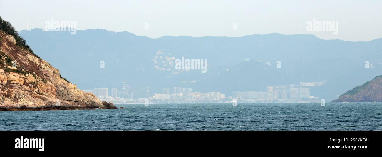 Felsige Küste in Luk Wu Tung in der Nähe der Teufelsfaust in den New Territories in Hongkong. Stockfoto