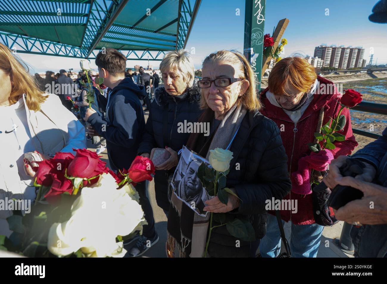 Tribut an die Opfer und Freiwilligen, die während des Valencia DANA auf der Brücke zwischen Valencia und dem Viertel La Torre mit dem Namen 'Pont' agierten Stockfoto