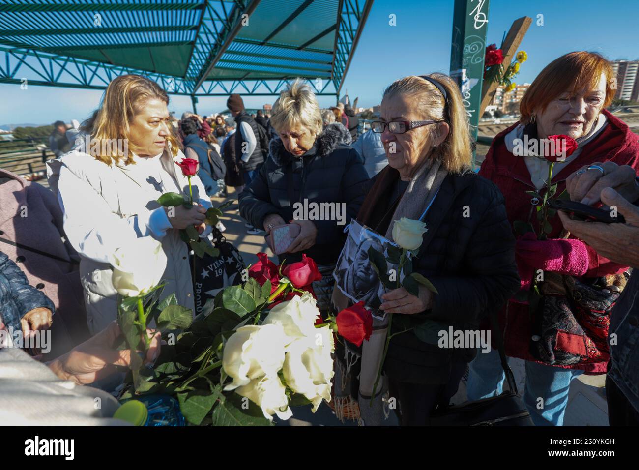 Tribut an die Opfer und Freiwilligen, die während des Valencia DANA auf der Brücke zwischen Valencia und dem Viertel La Torre mit dem Namen 'Pont' agierten Stockfoto