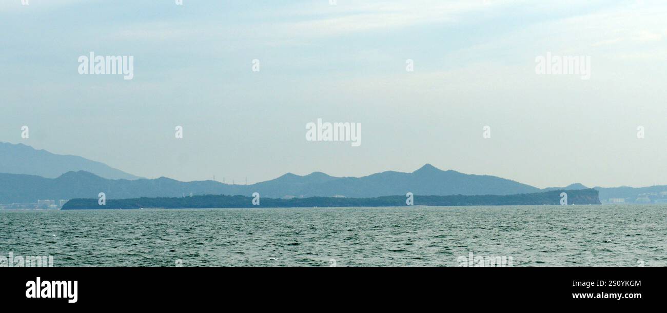 Blick auf die Insel Tung Ping Chau von der Bucht Mirs in Hongkong. Stockfoto