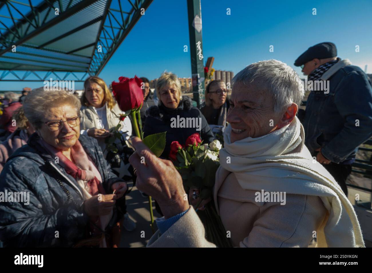 Tribut an die Opfer und Freiwilligen, die während des Valencia DANA auf der Brücke zwischen Valencia und dem Viertel La Torre mit dem Namen 'Pont' agierten Stockfoto