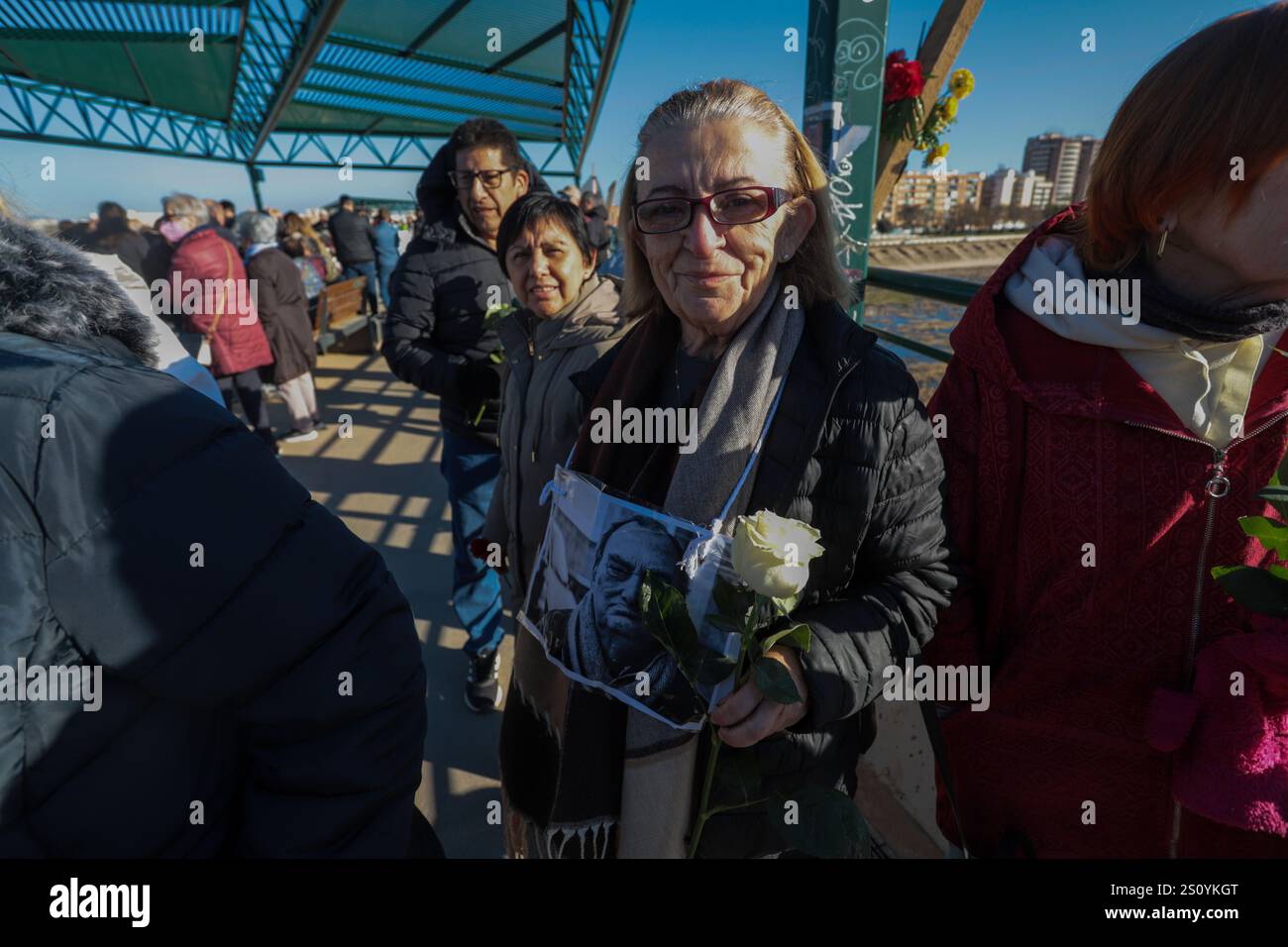 Tribut an die Opfer und Freiwilligen, die während des Valencia DANA auf der Brücke zwischen Valencia und dem Viertel La Torre mit dem Namen 'Pont' agierten Stockfoto