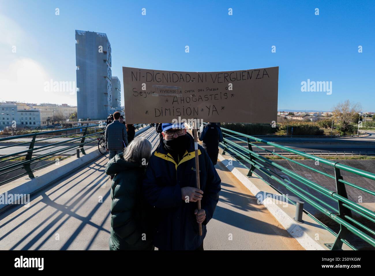 Tribut an die Opfer und Freiwilligen, die während des Valencia DANA auf der Brücke zwischen Valencia und dem Viertel La Torre mit dem Namen 'Pont' agierten Stockfoto