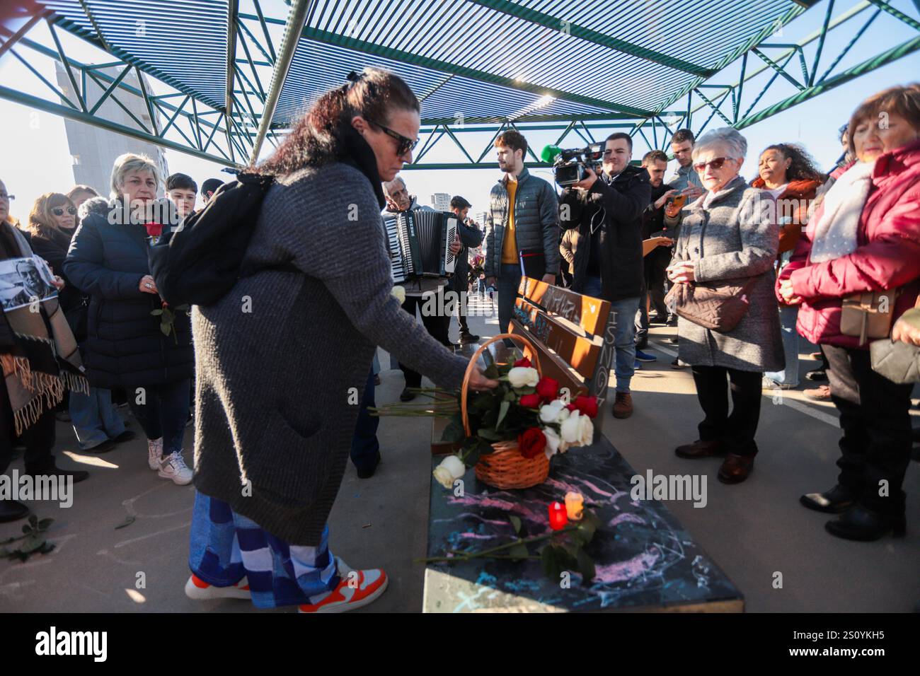Tribut an die Opfer und Freiwilligen, die während des Valencia DANA auf der Brücke zwischen Valencia und dem Viertel La Torre mit dem Namen 'Pont' agierten Stockfoto