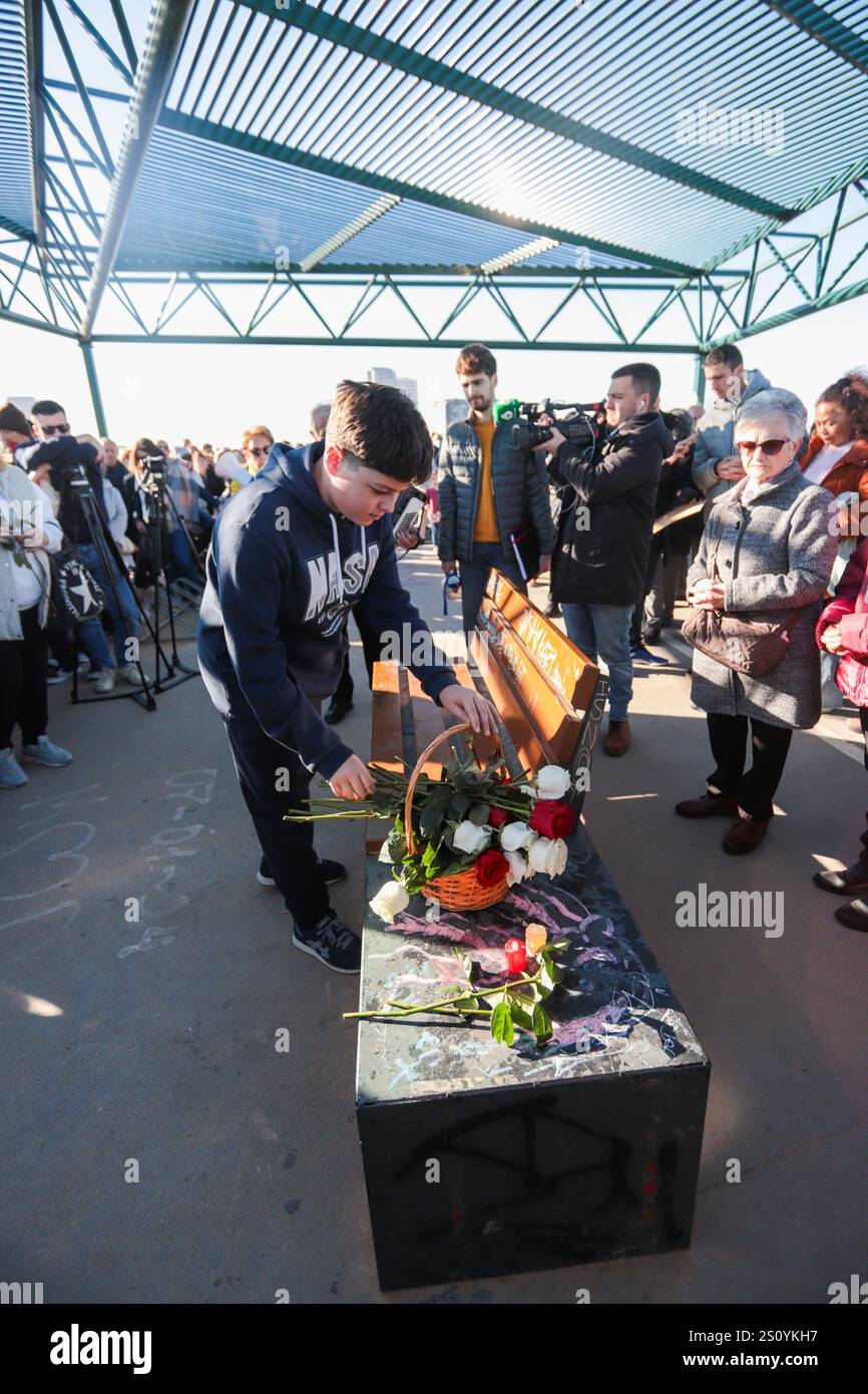 Tribut an die Opfer und Freiwilligen, die während des Valencia DANA auf der Brücke zwischen Valencia und dem Viertel La Torre mit dem Namen 'Pont' agierten Stockfoto