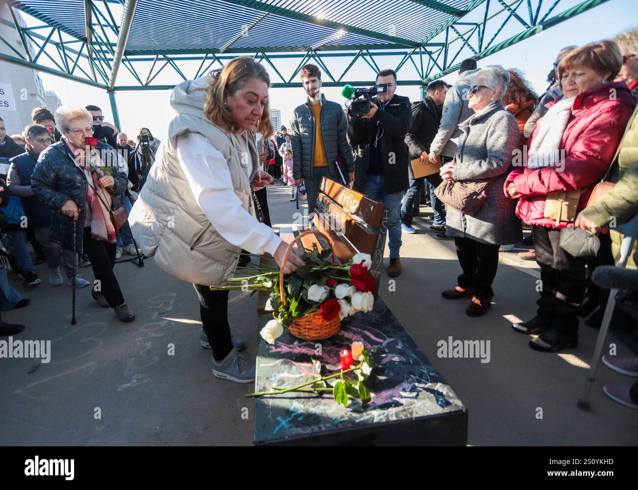 Tribut an die Opfer und Freiwilligen, die während des Valencia DANA auf der Brücke zwischen Valencia und dem Viertel La Torre mit dem Namen 'Pont' agierten Stockfoto