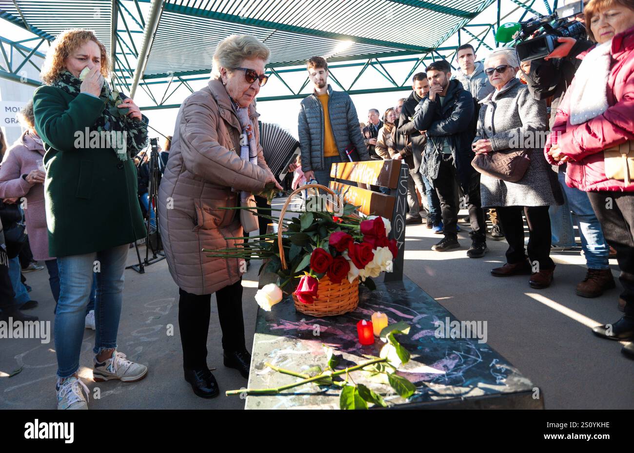 Tribut an die Opfer und Freiwilligen, die während des Valencia DANA auf der Brücke zwischen Valencia und dem Viertel La Torre mit dem Namen 'Pont' agierten Stockfoto