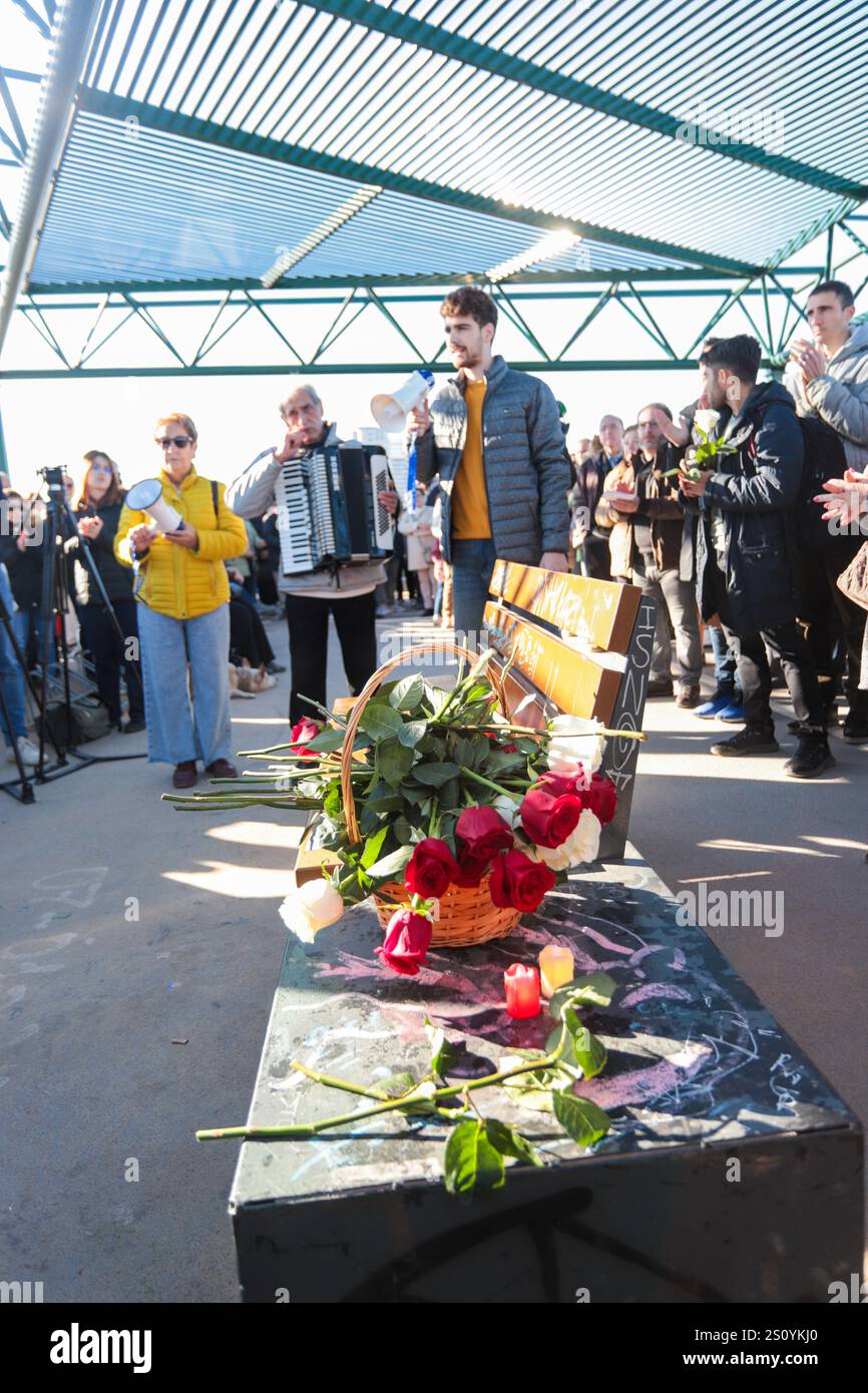 Tribut an die Opfer und Freiwilligen, die während des Valencia DANA auf der Brücke zwischen Valencia und dem Viertel La Torre mit dem Namen 'Pont' agierten Stockfoto