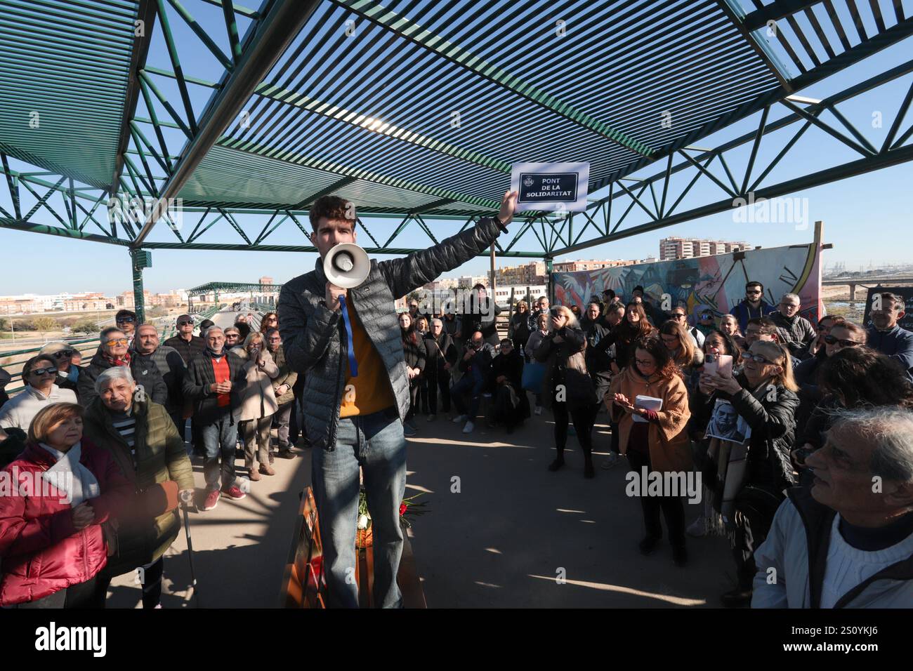 Tribut an die Opfer und Freiwilligen, die während des Valencia DANA auf der Brücke zwischen Valencia und dem Viertel La Torre mit dem Namen 'Pont' agierten Stockfoto