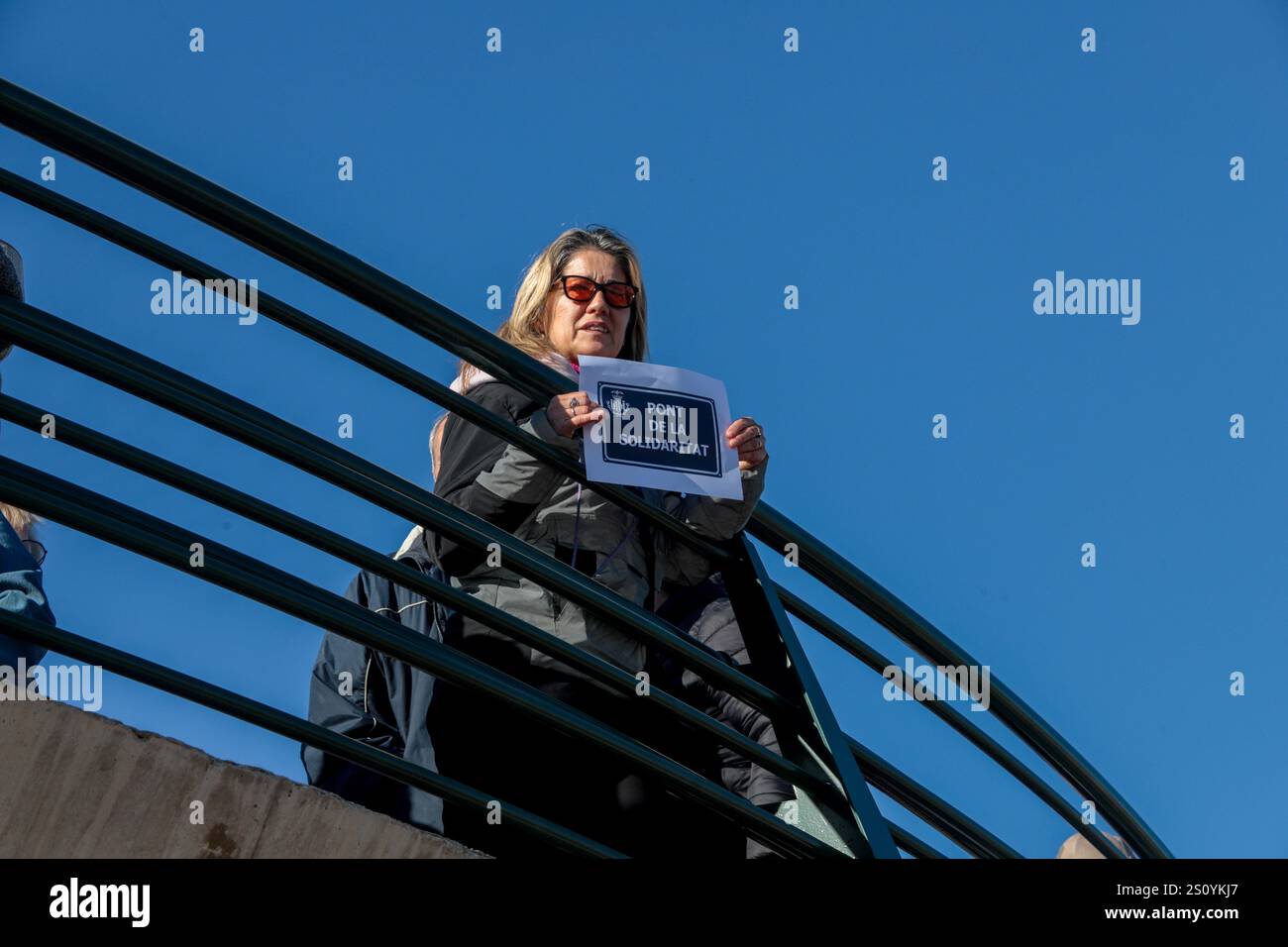 Tribut an die Opfer und Freiwilligen, die während des Valencia DANA auf der Brücke zwischen Valencia und dem Viertel La Torre mit dem Namen 'Pont' agierten Stockfoto