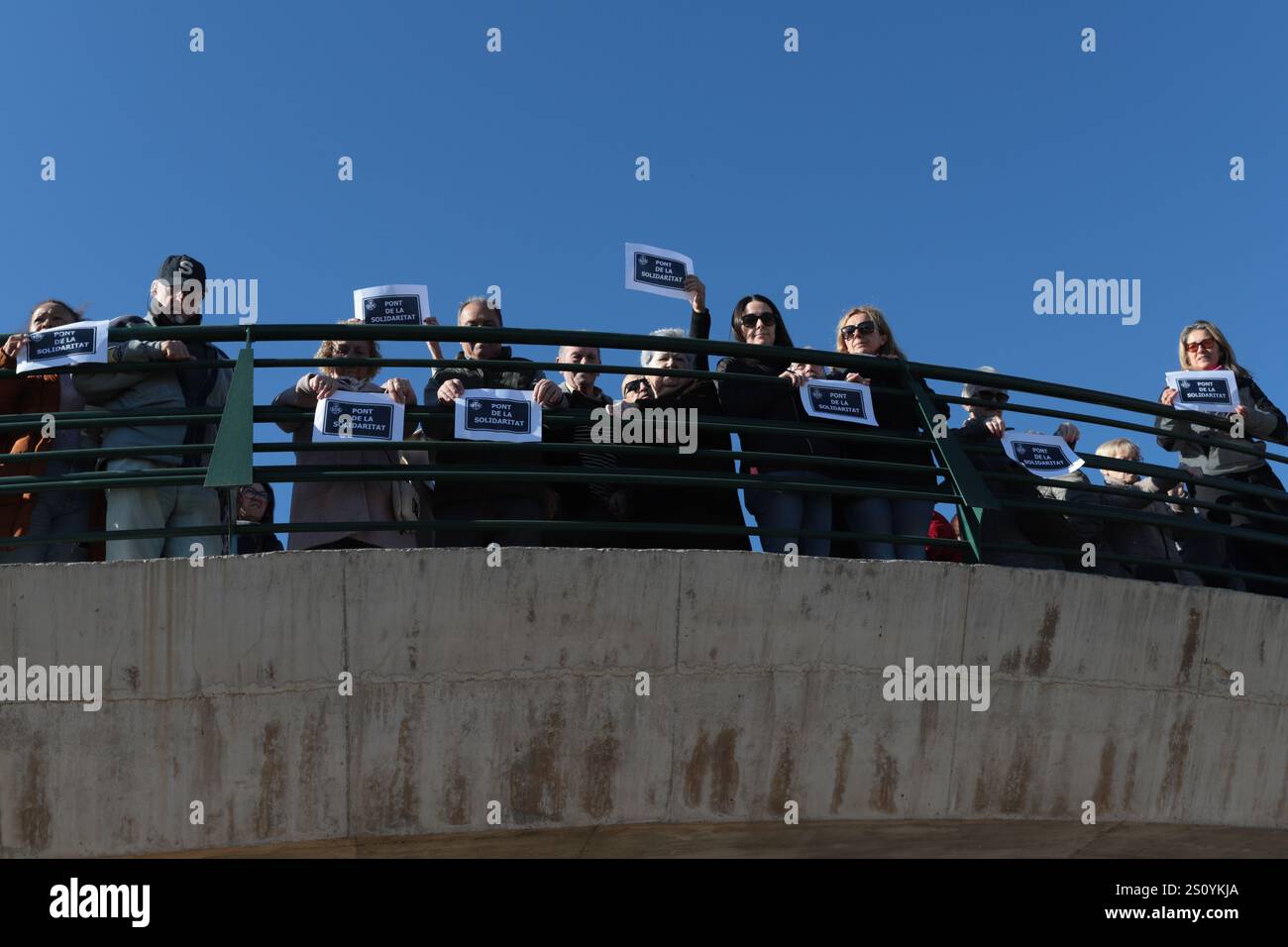 Tribut an die Opfer und Freiwilligen, die während des Valencia DANA auf der Brücke zwischen Valencia und dem Viertel La Torre mit dem Namen 'Pont' agierten Stockfoto