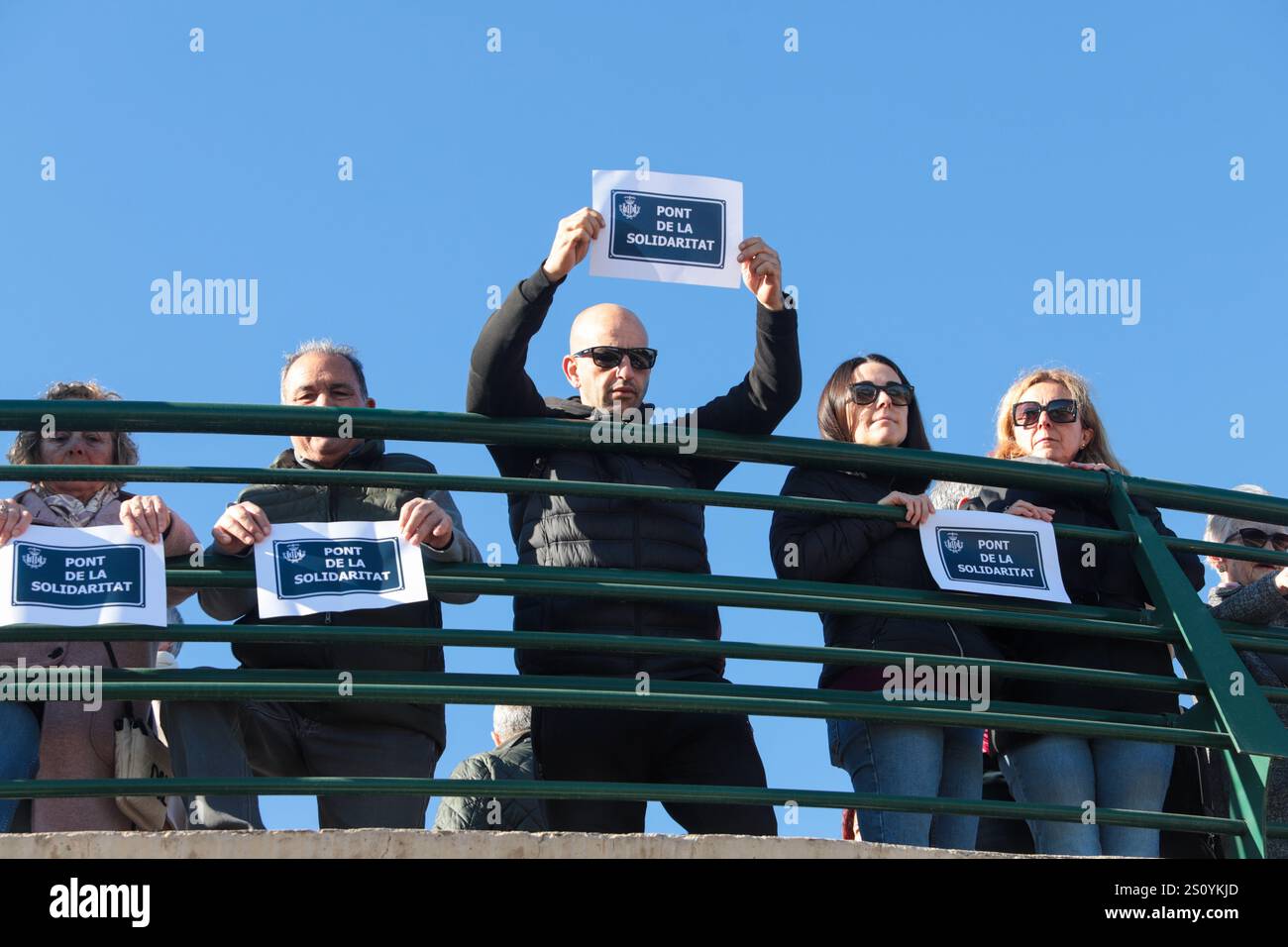 Tribut an die Opfer und Freiwilligen, die während des Valencia DANA auf der Brücke zwischen Valencia und dem Viertel La Torre mit dem Namen 'Pont' agierten Stockfoto