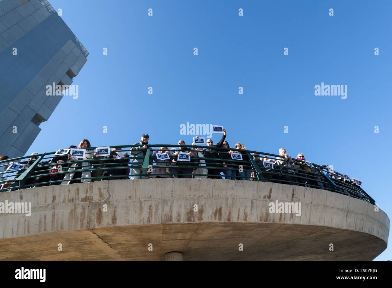 Tribut an die Opfer und Freiwilligen, die während des Valencia DANA auf der Brücke zwischen Valencia und dem Viertel La Torre mit dem Namen 'Pont' agierten Stockfoto