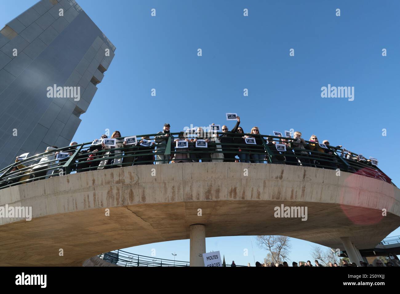 Tribut an die Opfer und Freiwilligen, die während des Valencia DANA auf der Brücke zwischen Valencia und dem Viertel La Torre mit dem Namen 'Pont' agierten Stockfoto