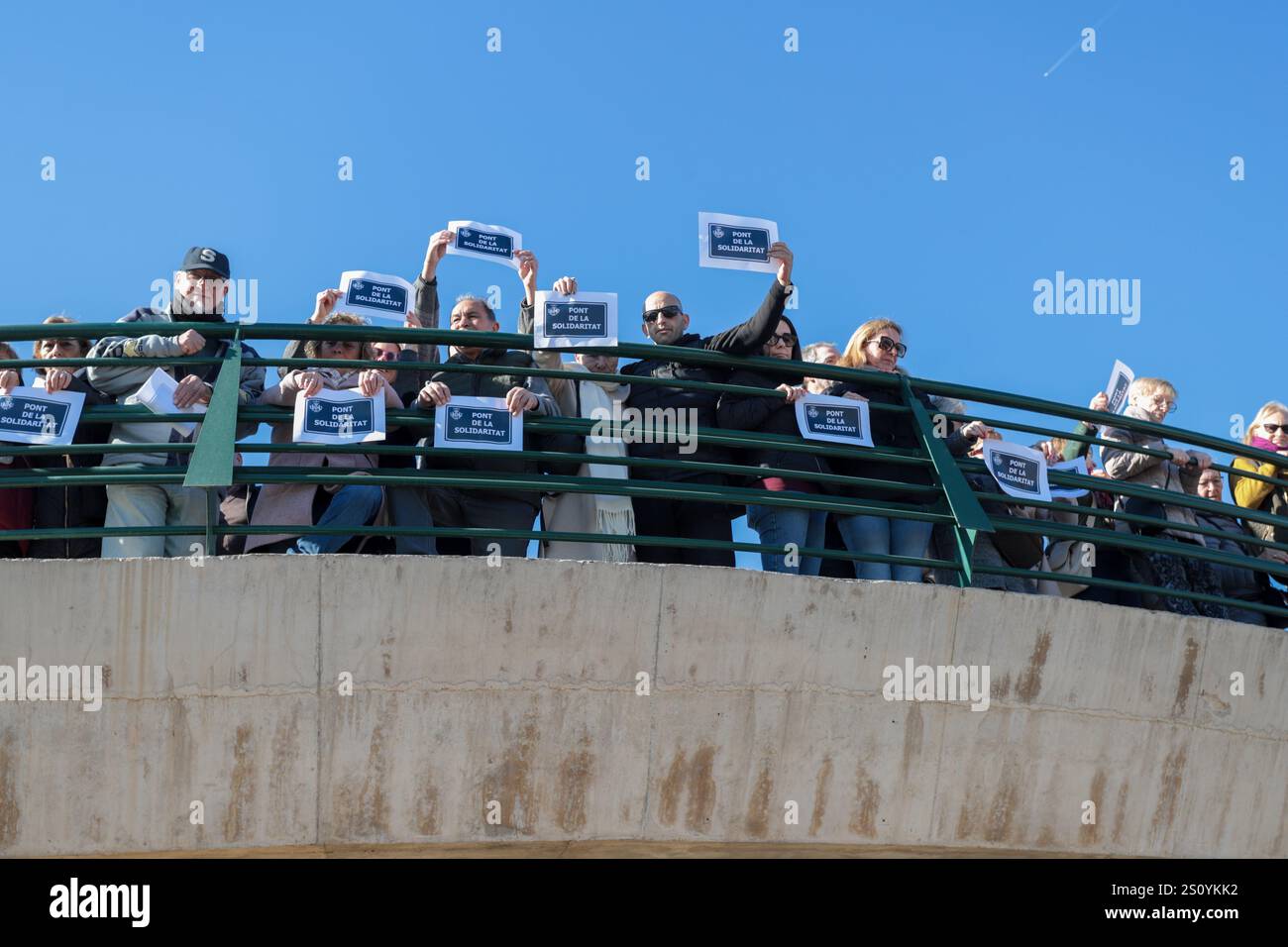 Tribut an die Opfer und Freiwilligen, die während des Valencia DANA auf der Brücke zwischen Valencia und dem Viertel La Torre mit dem Namen 'Pont' agierten Stockfoto