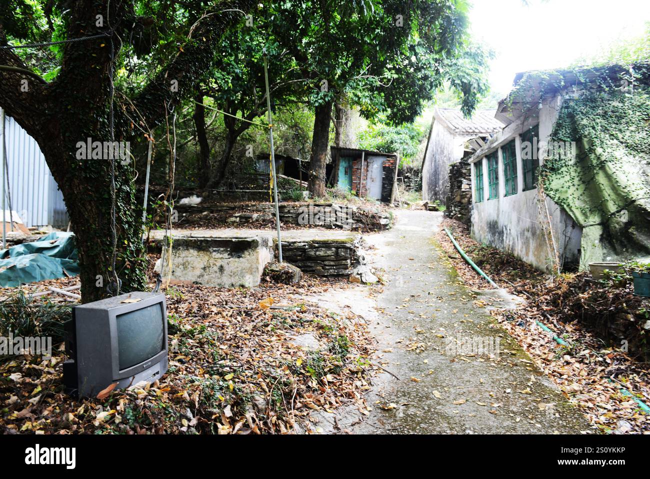 Ein verlassenes Dorf an der Ostküste der Insel Tung Ping Chau in Hongkong. Stockfoto