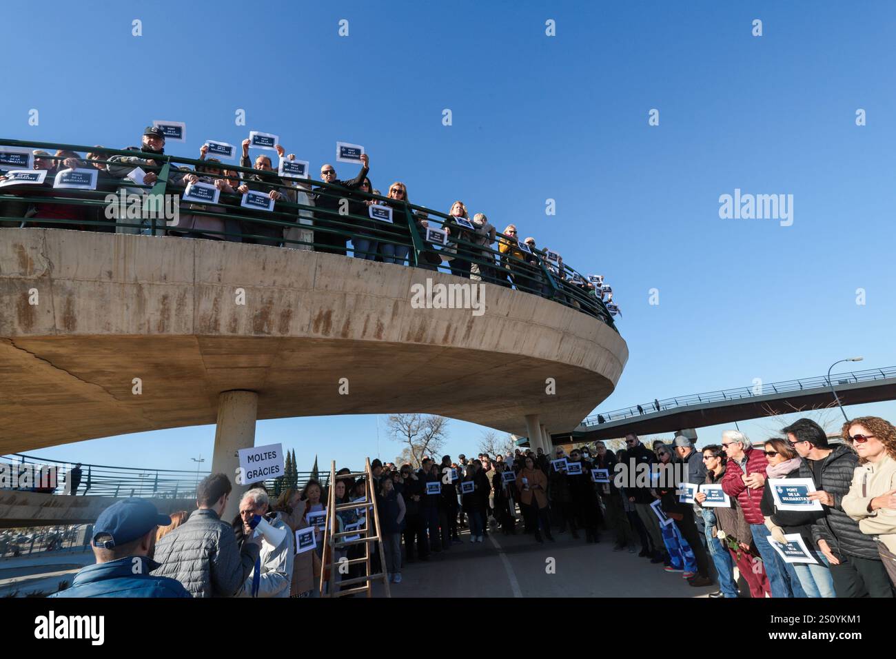 Tribut an die Opfer und Freiwilligen, die während des Valencia DANA auf der Brücke zwischen Valencia und dem Viertel La Torre mit dem Namen 'Pont' agierten Stockfoto