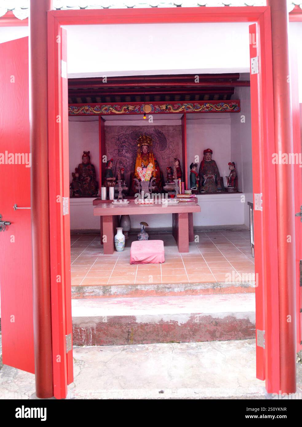 Ein kleiner chinesischer Tempel in Tung Ping Chau, Hongkong. Stockfoto