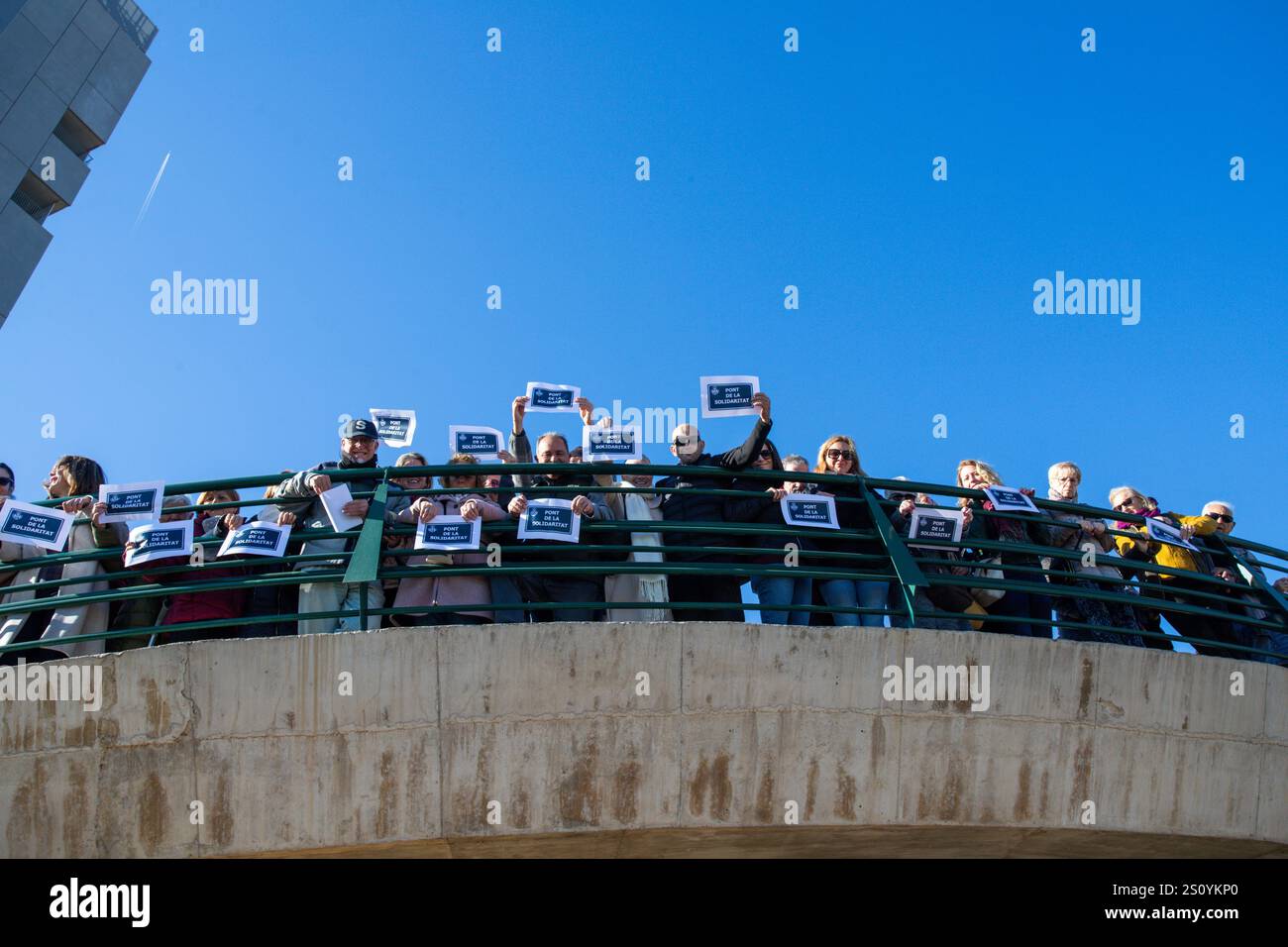 Tribut an die Opfer und Freiwilligen, die während des Valencia DANA auf der Brücke zwischen Valencia und dem Viertel La Torre mit dem Namen 'Pont' agierten Stockfoto