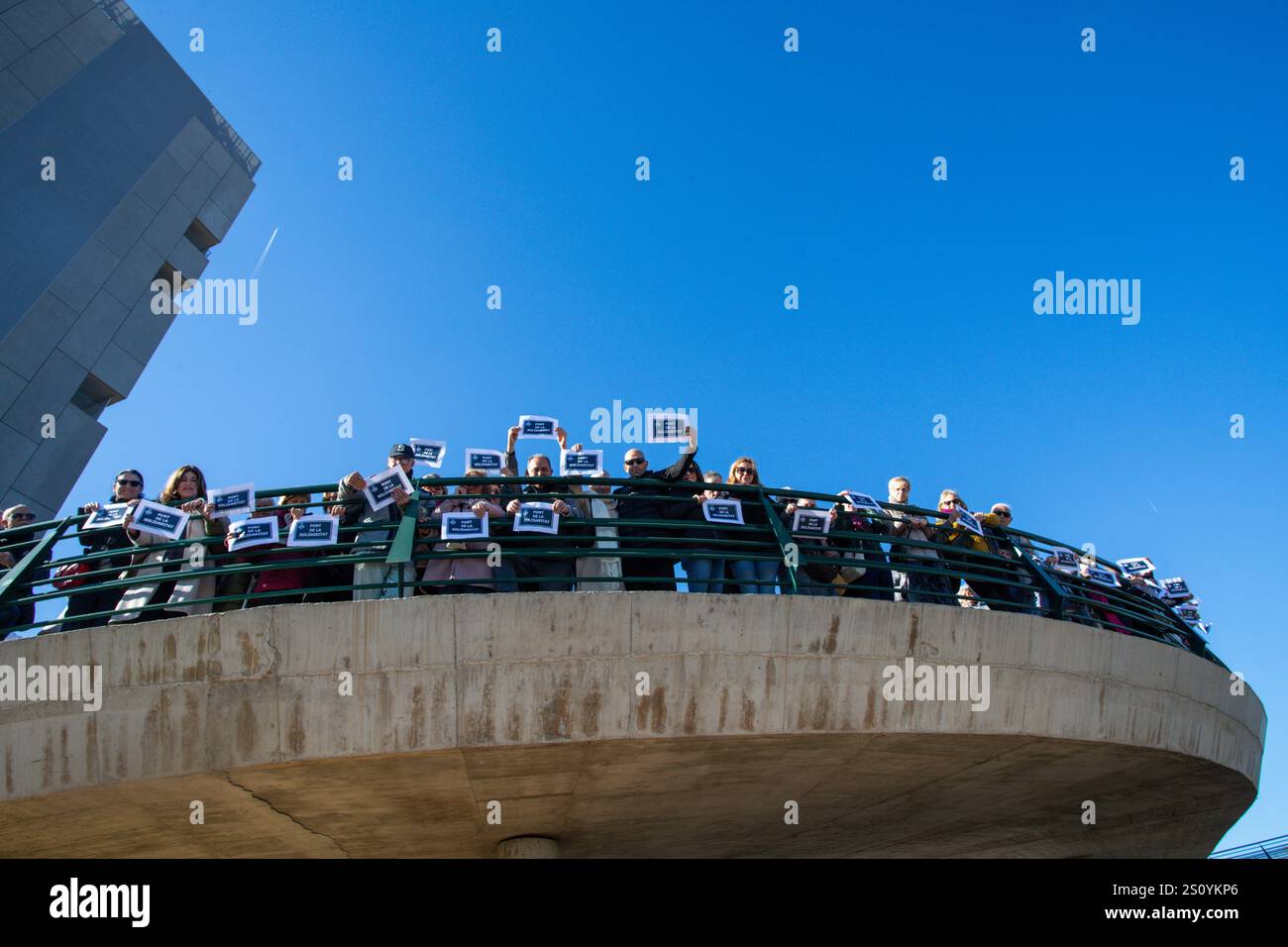 Tribut an die Opfer und Freiwilligen, die während des Valencia DANA auf der Brücke zwischen Valencia und dem Viertel La Torre mit dem Namen 'Pont' agierten Stockfoto