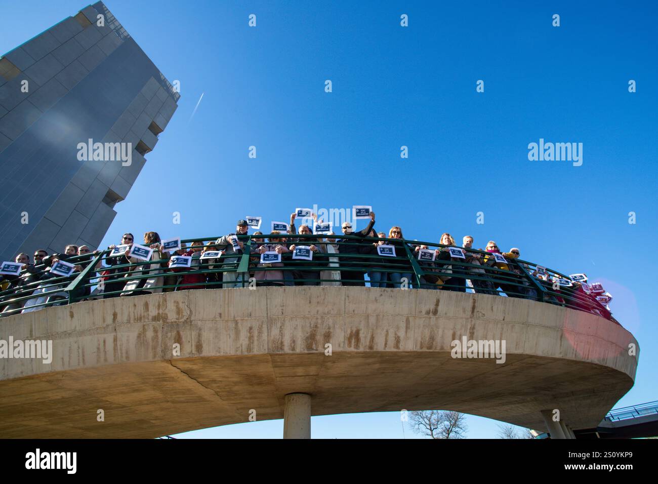 Tribut an die Opfer und Freiwilligen, die während des Valencia DANA auf der Brücke zwischen Valencia und dem Viertel La Torre mit dem Namen 'Pont' agierten Stockfoto