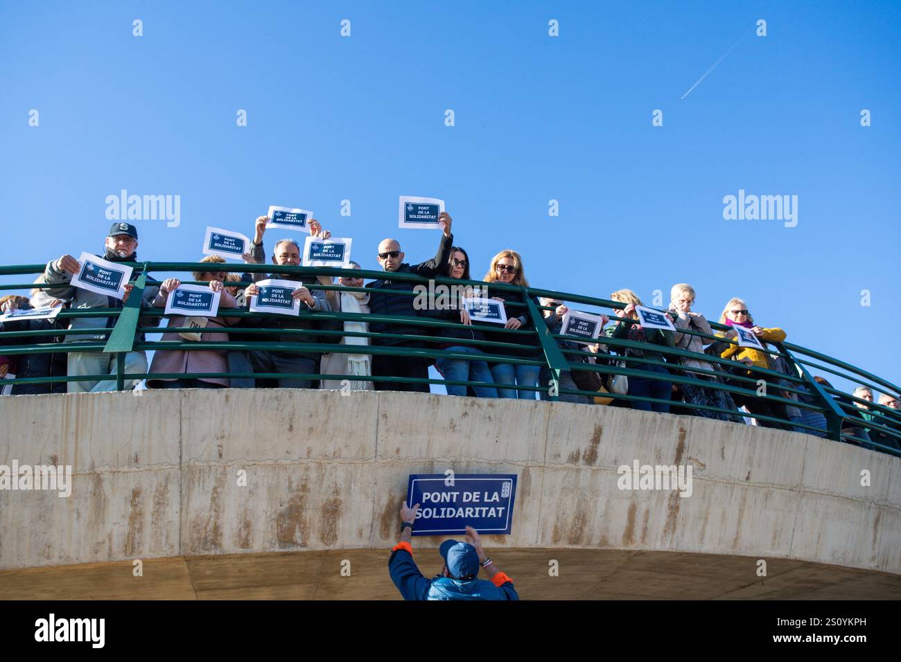 Tribut an die Opfer und Freiwilligen, die während des Valencia DANA auf der Brücke zwischen Valencia und dem Viertel La Torre mit dem Namen 'Pont' agierten Stockfoto
