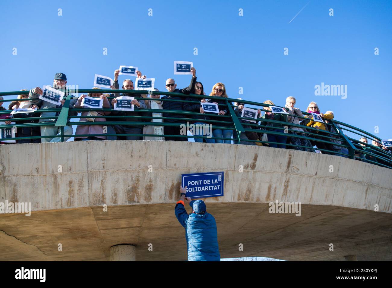 Tribut an die Opfer und Freiwilligen, die während des Valencia DANA auf der Brücke zwischen Valencia und dem Viertel La Torre mit dem Namen 'Pont' agierten Stockfoto