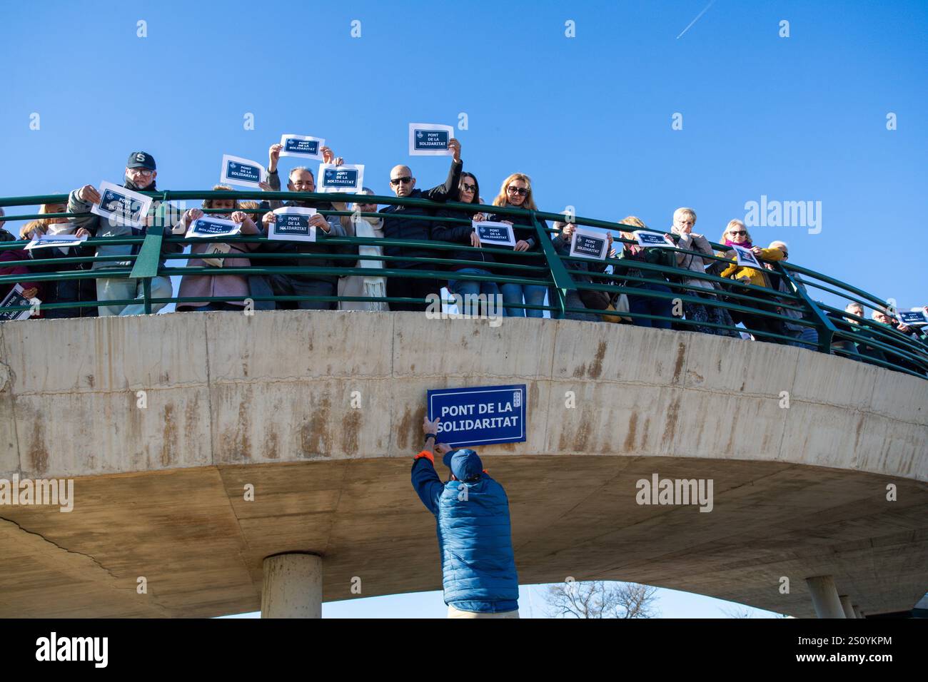 Tribut an die Opfer und Freiwilligen, die während des Valencia DANA auf der Brücke zwischen Valencia und dem Viertel La Torre mit dem Namen 'Pont' agierten Stockfoto